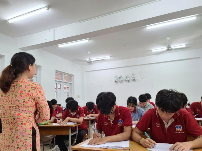 Học sinh Trường THPT Đào Duy Anh, quận Tân Phú đang thi học kỳ 2