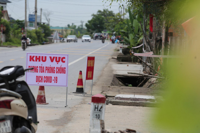 Một thôn tại Hà Tĩnh đang được phong tỏa để chống dịch.