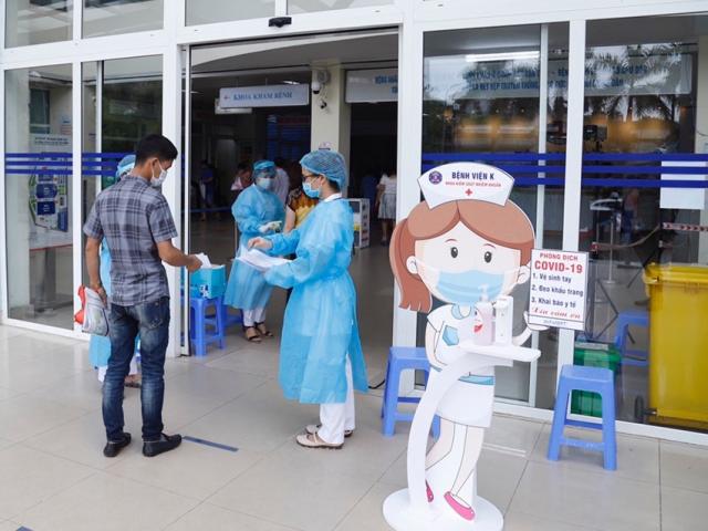 Sức khỏe đời sống - Không đeo khẩu trang, 3 người nhà bệnh nhân tại BV K bị phạt 6 triệu đồng