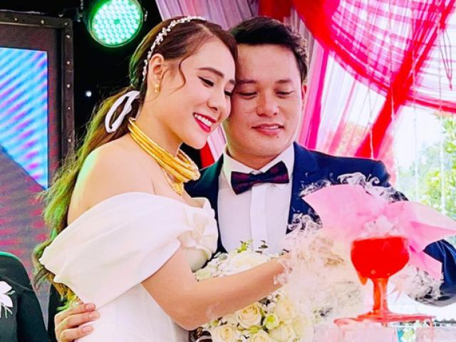 Đời sống Showbiz - Đeo vàng nặng trĩu trong ngày cưới, Hồ Bích Trâm vẫn "tá hỏa" vì vị khách không mời