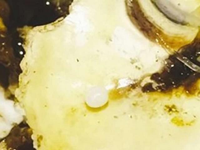 Thị trường - Tiêu dùng - Ăn hải sản cắn phải "hạt sạn" to đùng, hai cô gái không làm ầm ĩ mà lại sung sướng đi thanh toán