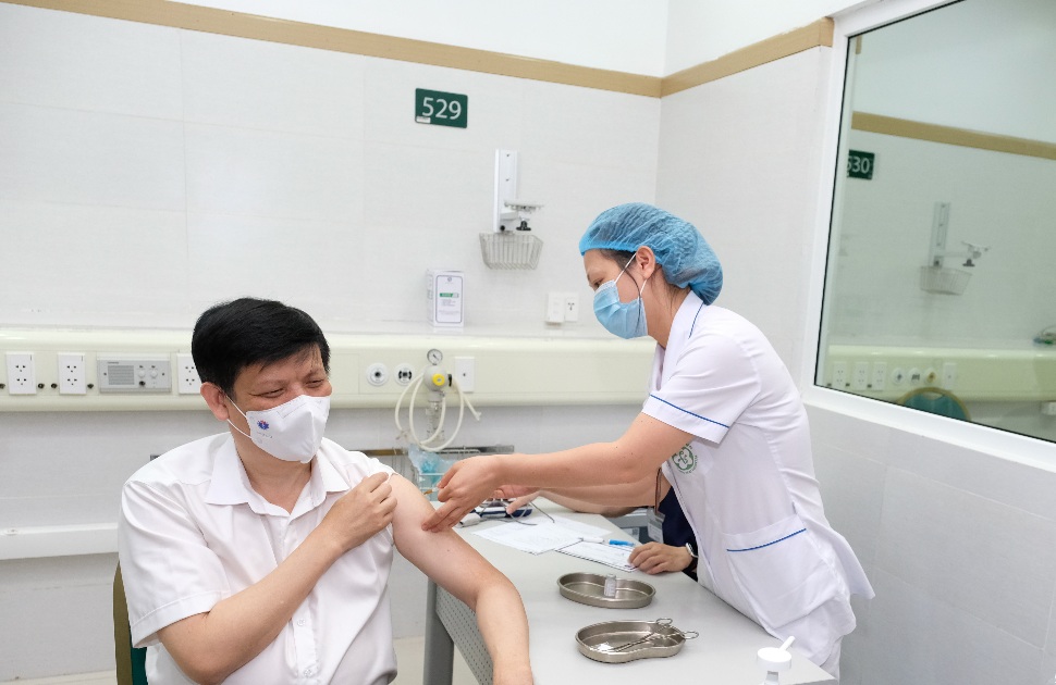 Bộ trưởng Bộ Y tế Nguyễn Thanh Long tiêm vắc-xin COVID-19. (Ảnh: Thái Bình)&nbsp;