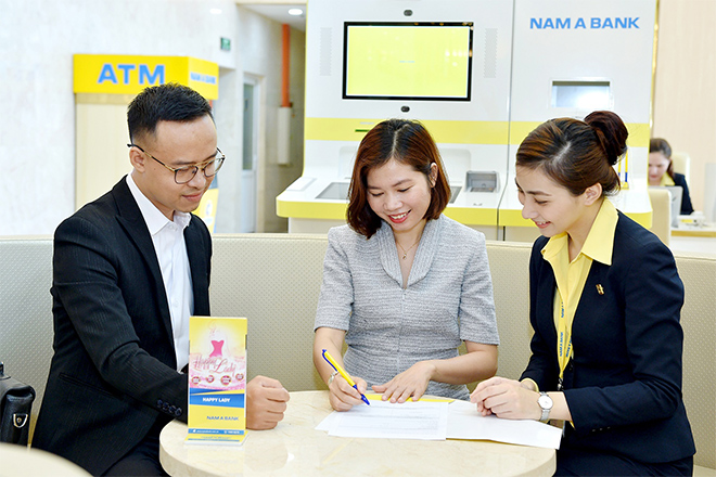 Khách hàng giao dịch tại Nam A Bank.