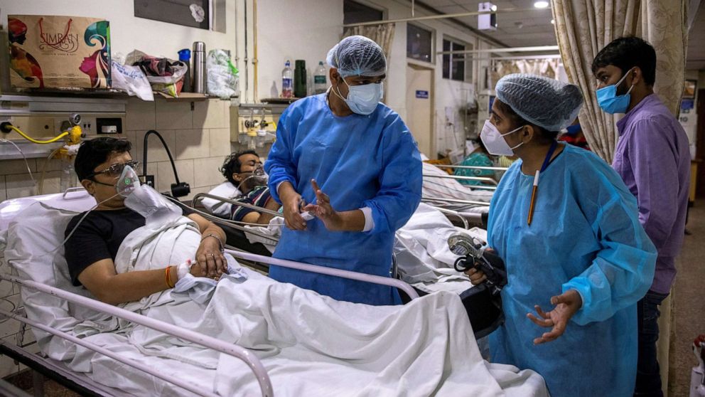 Rohan Aggarwal kiểm tra tình trạng của một bệnh nhân.