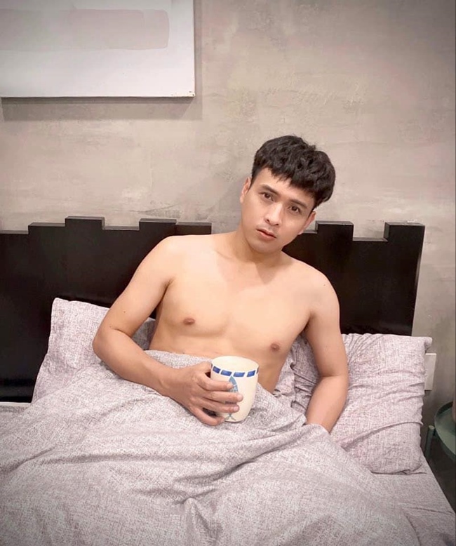Hồ Quang Hiếu khoe ảnh "giường chiếu" với biểu cảm ngơ ngác nhưng fan lại réo tên Bảo Anh - tình cũ nam ca sĩ.
