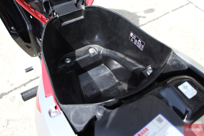 Cốp đựng đồ dưới yên của Yamaha FINN 115i để vừa được 1 mũ bảo hiểm loại nửa đầu.
