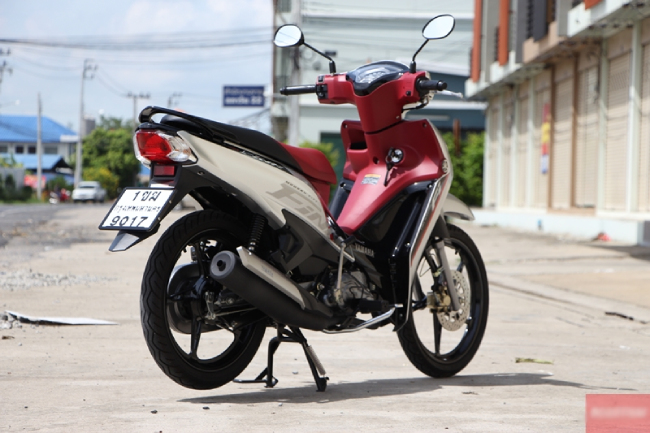 Yamaha FINN 115i được thiết kế gọn gàng, nhẹ nhàng, nhanh nhẹn, trọng lượng chỉ nặng 100 kg.
