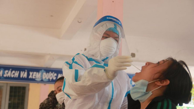 Hàng trăm nhân viên quán bar, karaoke, vũ trường, massage Đà Nẵng xét nghiệm COVID-19 - 1