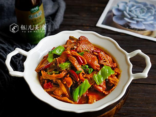 Ẩm thực - Chẳng thể ngờ gà hầm với thứ nguyên liệu dân dã lại thơm ngon, "tốn mồi" đến vậy