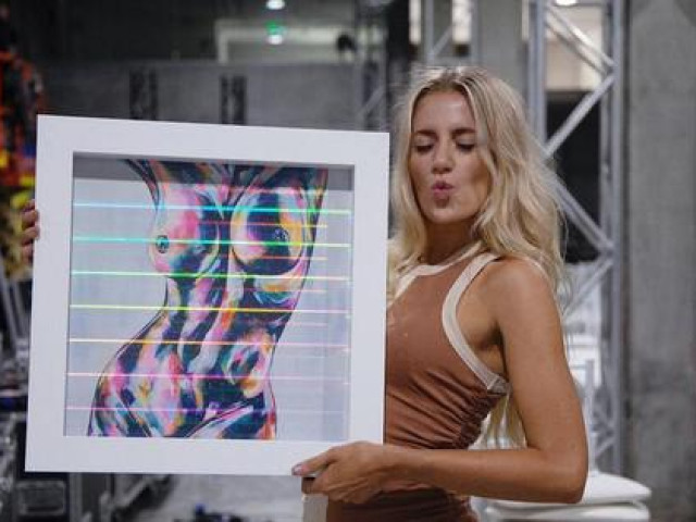 Kinh doanh - Nữ họa sĩ vẽ tranh khỏa thân kiếm 9 triệu USD/năm