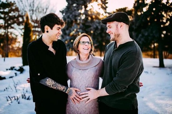 Bà&nbsp;Cecile Eledge trong thời gian mang thai giúp con trai&nbsp;Matthew Eledge và con rể&nbsp;Elliot Dougherty. Ảnh: Sina