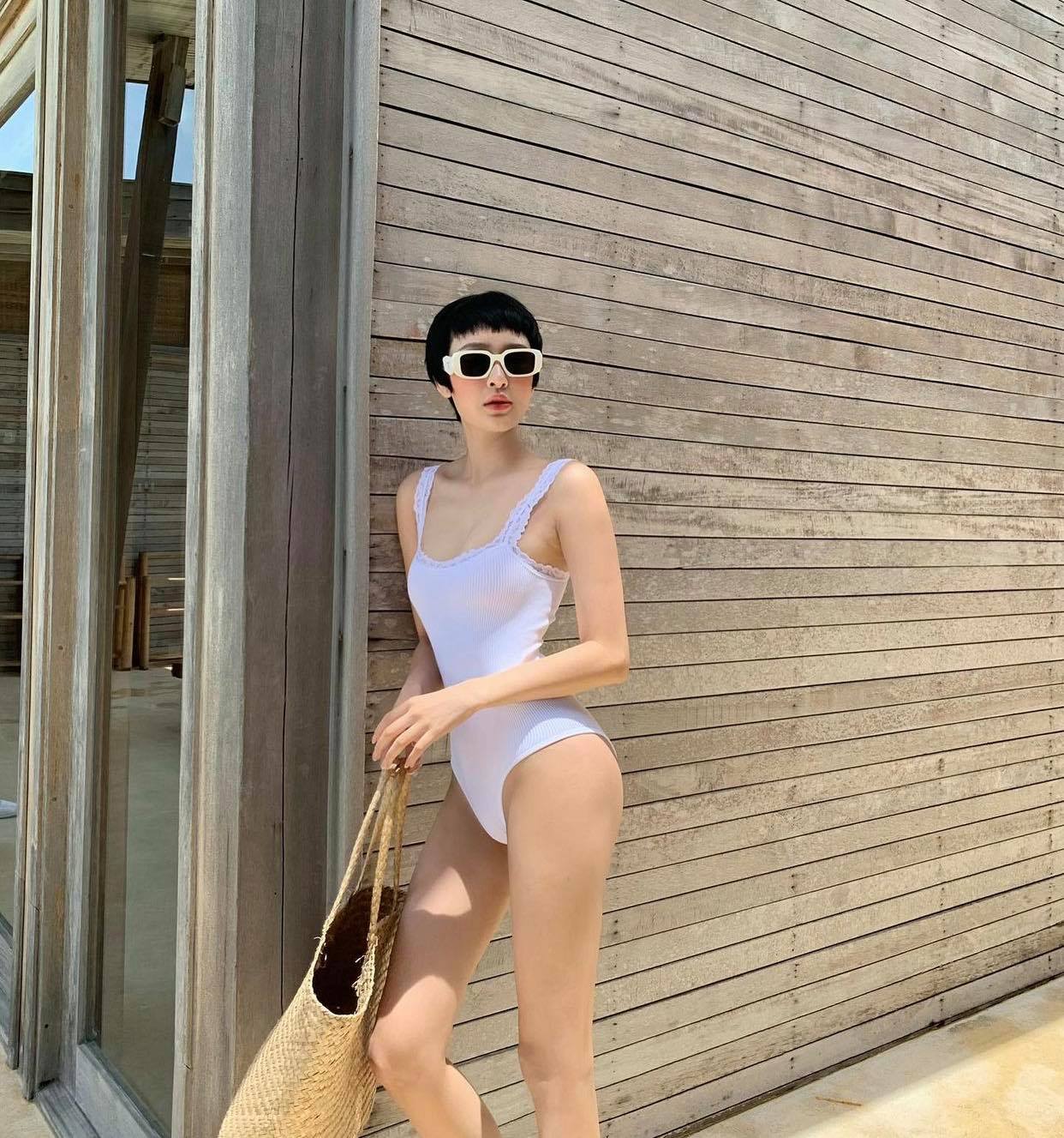 Hình ảnh diện bikini 1 mảnh khoe body quyến rũ được Hiền Hồ đăng tải trên trang cá nhân nhanh chóng thu hút nhiều lượt yêu thích của cộng đồng mạng.