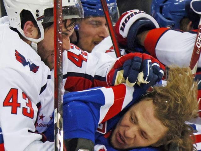 Thể thao - Côn đồ đánh người sân bóng được xử nhẹ, đội của nạn nhân bị phạt gấp 50 lần