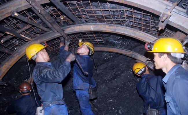 Những người thợ mỏ cần mẫn đào bới từng viên than đá suốt nhiều giờ đồng hồ ở độ sâu hàng trăm mét, trong không gian nhỏ hẹp không rõ ngày hay đêm. Đổi lại, họ có thu nhập rất cao.
