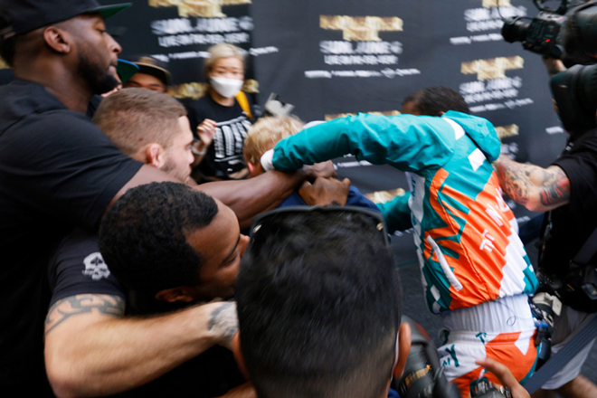 Mayweather dường như đã đấm em trai của đối thủ sắp tới&nbsp;