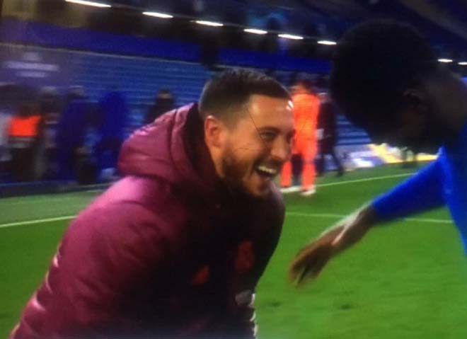 Hazard cười đùa cùng các cầu thủ Chelsea sau trận