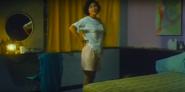 Đây là hình ảnh trong phim Return of the Lucky Stars 1989 do Tăng Chí Vỹ, Ngô Diệu Hán, Miêu Kiêu Vỹ đóng chính. Khi đó, Lưu Gia Linh là diễn viên mới vào nghề.
