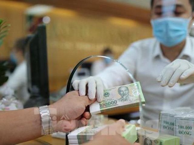 Kinh doanh - Ngân hàng bật chế độ phòng chống COVID-19 cấp độ mới, tiền thu về đều phải khử khuẩn
