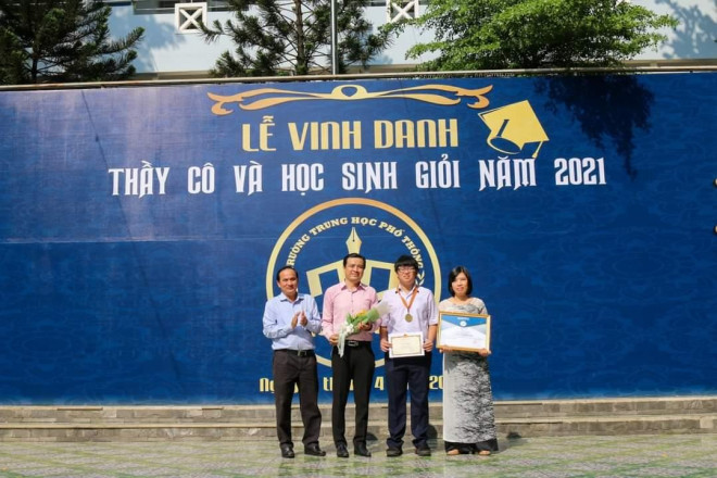 Huỳnh Lâm Tính được vinh danh tại trường của mình.