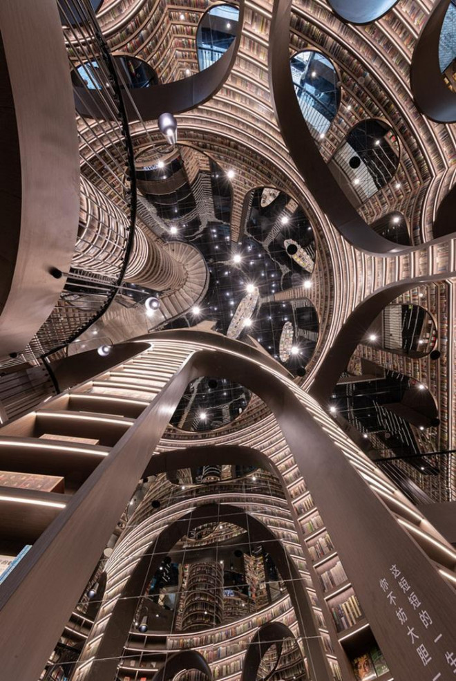 Những cột sách ở Chung Thư Các Thành Đô cao chạm trần nhà