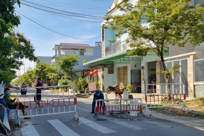 Phong tỏa khu dân cư trên đường Lê Hiến Mai, quận Liên Chiểu, TP Đà Nẵng - nơi ca nghi mắc COVID-19 cư trú