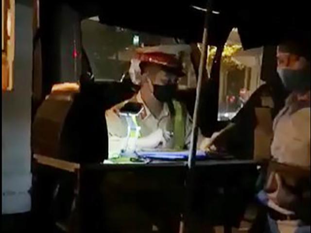 Tin tức trong ngày - Bị 141 giữ xe, phạt 35 triệu, cán bộ ngân hàng nói "tiền không thiếu"