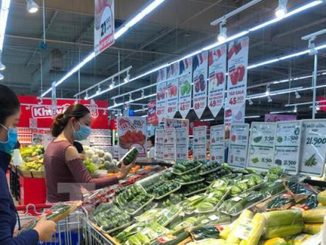 Thị trường - Tiêu dùng - Chợ vắng hoe, khách đổ vào siêu thị mua thực phẩm cuối tuần