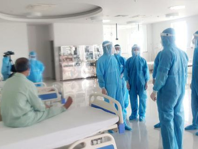 Sức khỏe đời sống - Điều xe chuyên dụng đưa 200 bệnh nhân từ BV Bệnh nhiệt đới T.Ư tại Hà Nội về BV Bạch Mai ở Hà Nam