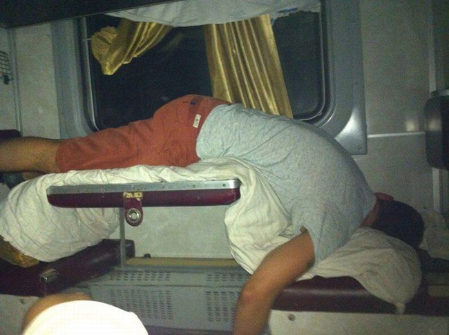Cách hành khách ngủ khi đi tàu.
