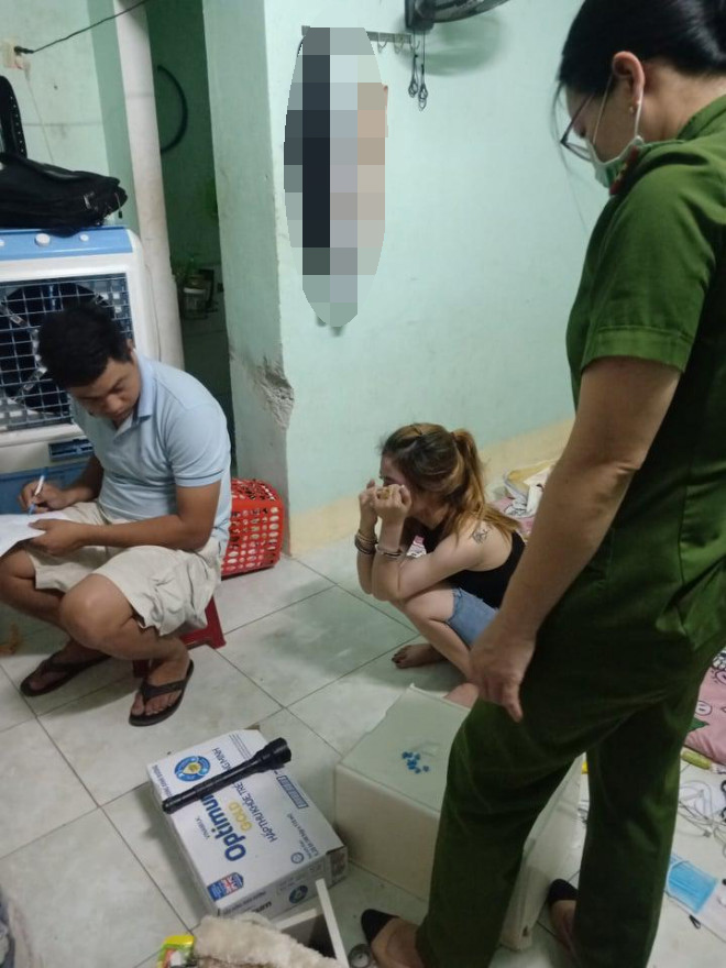 Lực lượng chức năng khám xét tại nơi ở của đối tượng Trần Thị Nga.
