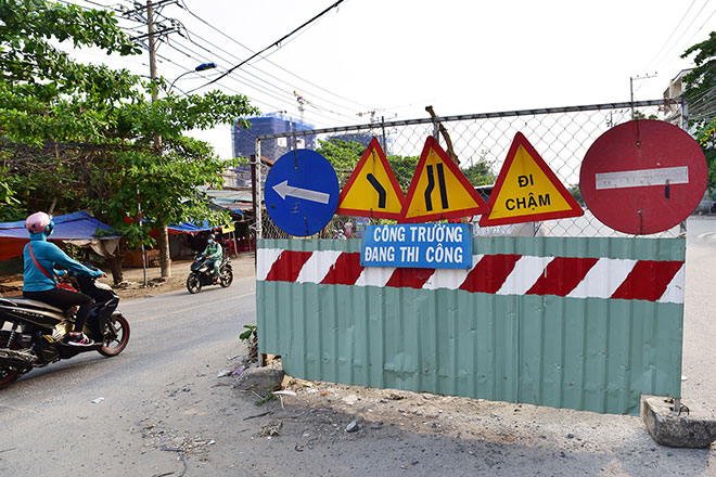 Đơn vị thi công vẫn duy trì đoạn rào chắn dài hàng trăm mét nhưng dừng thi công nhiều năm qua. (ảnh: Lê Quân)