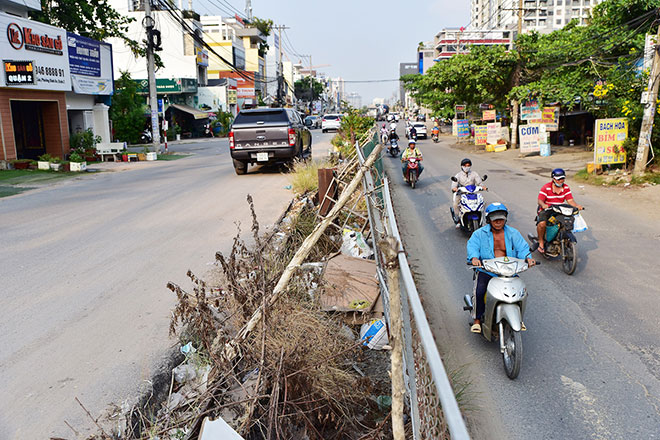 Hiện tại dự án mới hoàn thành được 60% sau gần 6 năm thi công. Hiện nay, dự án có 2 đoạn đang dựng hàng rào tôn. (ảnh: Lê Quân)