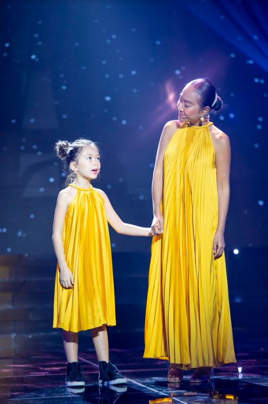Đoan Trang cùng con gái trên sân khấu chương trình "8 lạng nửa cân"