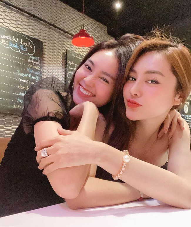 Ninh Dương Lan Ngọc và "chị em sinh đôi" Linh Chi thường xuyên chụp ảnh selfie với nhau.
