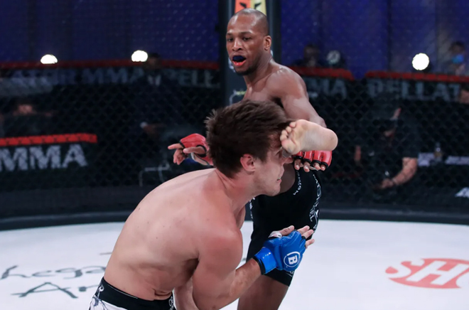 Võ sĩ MMA Page khiến đối thủ "mũi mồm lẫn lộn"