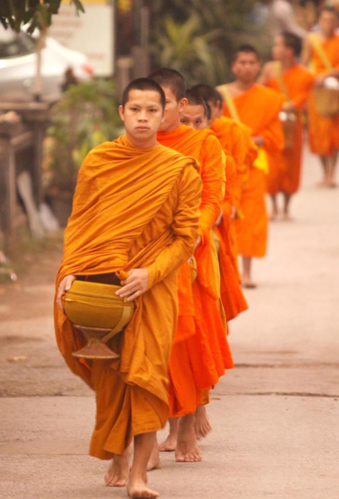 Lễ khất thực buổi sáng tại Luang Prabang.