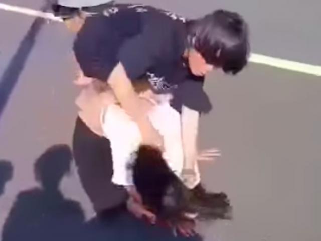 Pháp luật - Quảng Nam: Nữ sinh lớp 8 đánh và lột đồ nữ sinh lớp 7 trên cầu