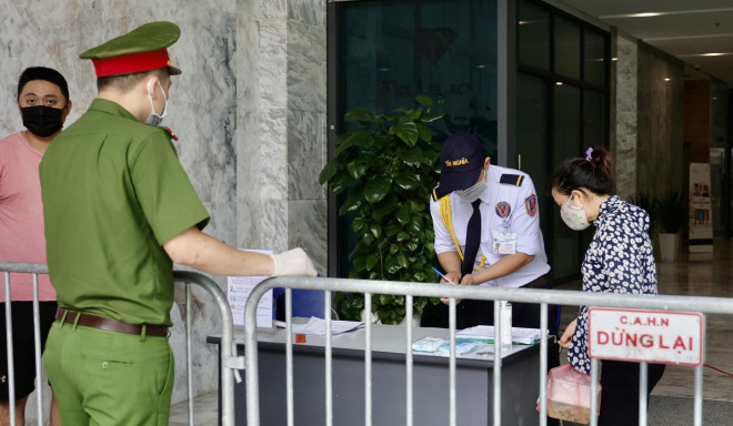 Lực lượng chức năng đã tạm thời phong toả tòa nhà sau khi nơi đây có ca dương tính với SARS-CoV-2 liên quan đến Bệnh viện K Tân Triều