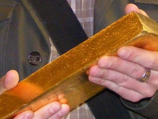 Kinh doanh - Lọ mọ sửa tủ bếp cũ, chàng trai may mắn "sờ" thấy 5 cân vàng ròng