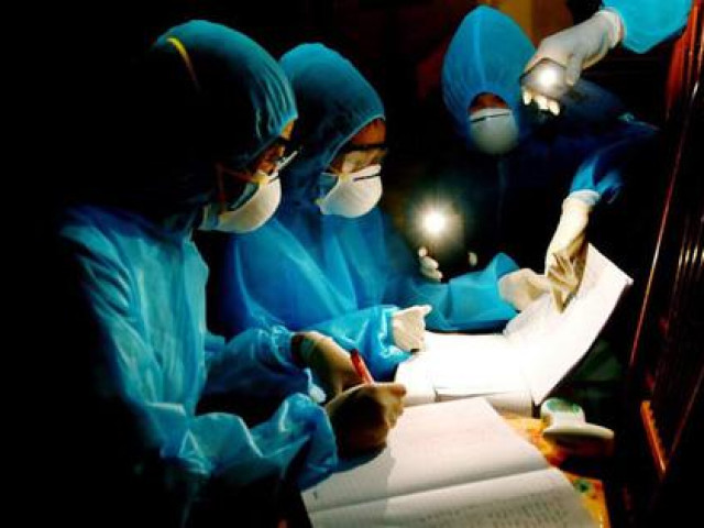 Sức khỏe đời sống - Xúc động hình ảnh các y bác sỹ trắng đêm theo dõi tình hình dịch bệnh COVID-19 tại Vĩnh Phúc