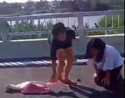 Học sinh áo trắng bị đánh, liên tục gào khóc van xin