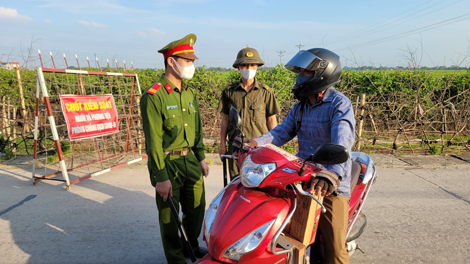 Lực lượng chức năng lập chốt kiểm soát ở xã Mão Điền (Thuận Thành, Bắc Ninh).