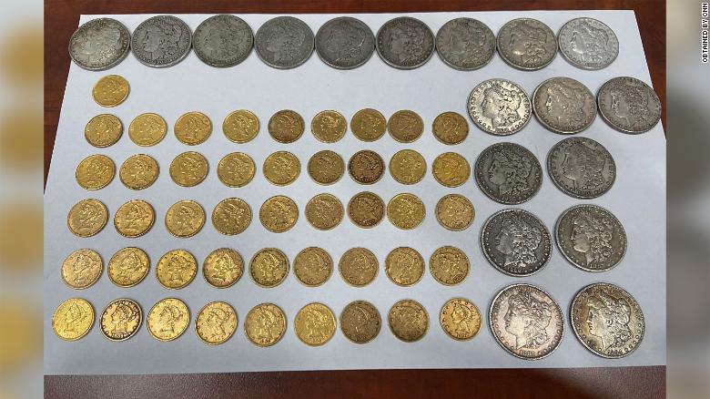 Những đồng tiền cổ bằng bạc và vàng giấu trong ngăn tủ quần áo