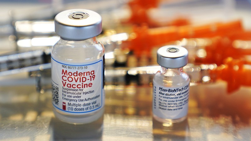 Vaccine ngừa COVID-19 của Pfizer/BioNTech (phải) và của Moderna (trái) là hai trong số các vaccine Mỹ đã được WHO phê duyệt. Ảnh: STAT NEWS