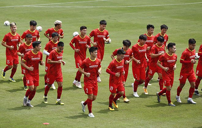Nếu như buổi tập đầu tiên các cầu thủ ra sân vào thời điểm có thời tiết mát mẻ, thì hôm nay Quang Hải, Công Phượng và các đồng đội phải tập vào thời gian gần trưa, bắt đầu lúc 10h30.