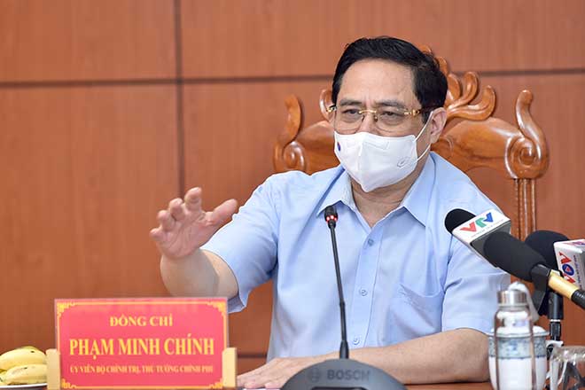 Thủ tướng Phạm Minh Chính phát biểu tại cuộc họp khẩn về phòng chống dịch COVID-19 tại đầu cầu trụ sở UBND tỉnh An Giang. Ảnh: VGP.
