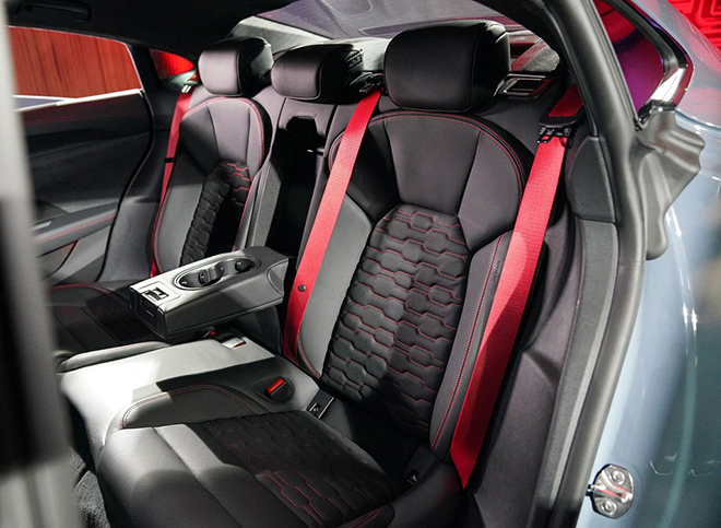 Xe điện Audi e-Tron GT công bố giá bán hơn 2,7 tỷ đồng tại châu Âu - 11