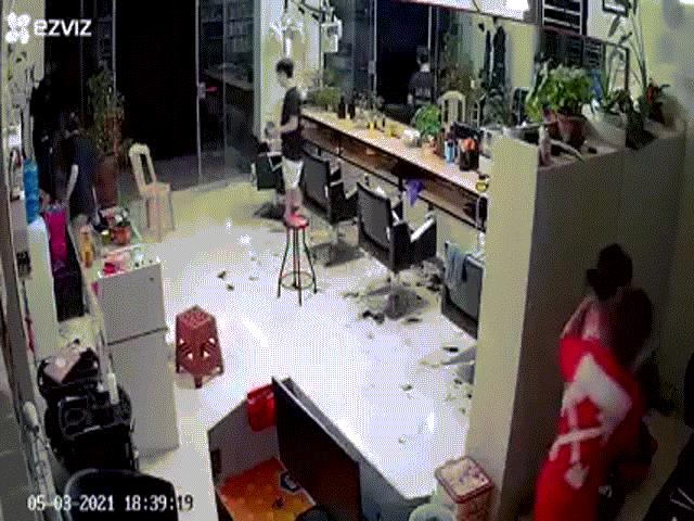 Phi thường - kỳ quặc - Video: Lén lút ôm nhau sau tủ đồ, cặp đôi gặp sự cố nhớ đời chỉ muốn "độn thổ"