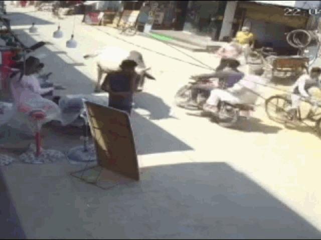 Media - Clip: Khoảnh khắc người đàn ông bị bò "điên" húc văng lên không trung