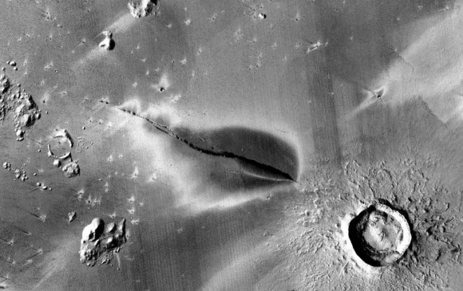 Một cấu trúc được cho là miệng núi lửa trẻ, đang hoạt động trên Sao Hỏa - Ảnh: NASA